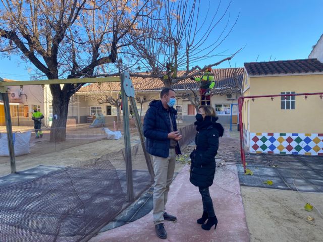 El Ayuntamiento pone a punto el arbolado de las escuelas infantiles del municipio apostando por los entornos naturales para los más pequeños