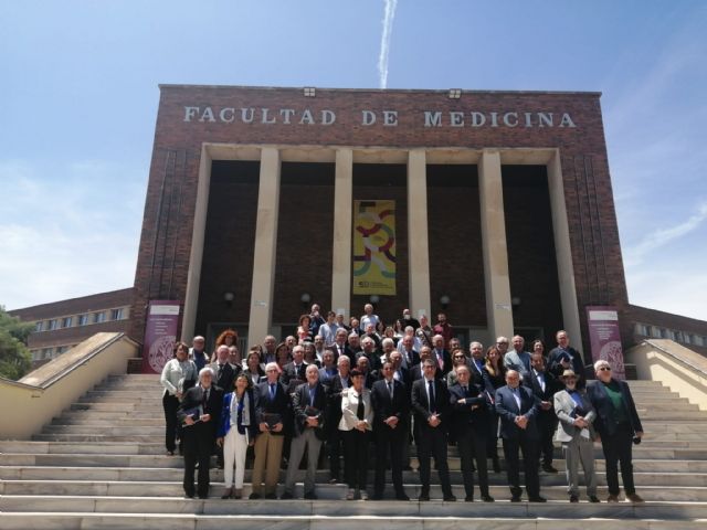 La facultad de Medicina de la UMU revisa la historia de sus 50 años en un libro conmemorativo