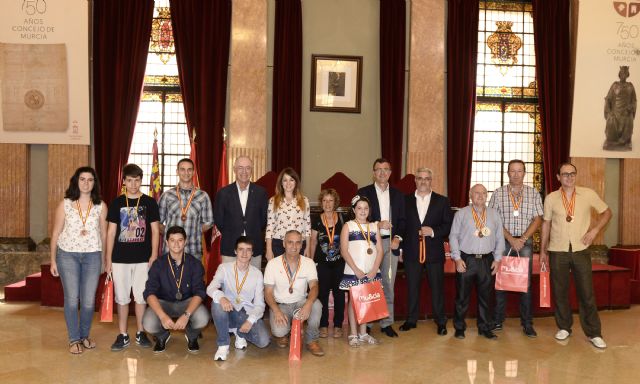 Los arqueros llevan sus medallas hasta el Salón de Plenos