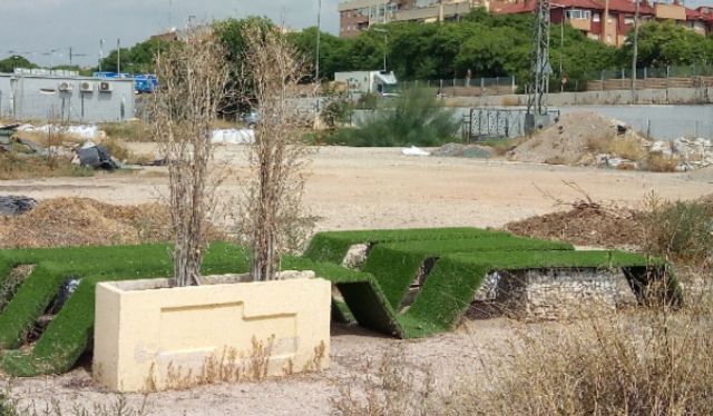 Ahora Murcia denuncia que la inversión de hace solo 1 año de miles de euros en mobiliario urbano en la Plaza Romea haya acabado en un solar