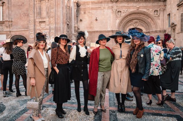 El ‘Paseo con Sombrero’ reúne a más de doscientas personas de diversas comunidades en la capital murciana