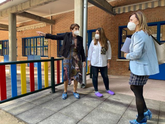 La instalaciÃ³n de una valla en el patio de la Escuela Infantil de Santiago el Mayor mejora la seguridad de los niños y niñas frente al Covid-19