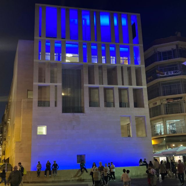 El edificio Moneo, Palacio Almudí, Paseo de Alfonso X y Cauce del Río se iluminan esta noche de azul para visibilizar el Día Mundial de la Neumonía