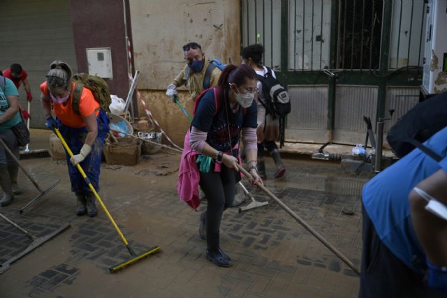 Estudiantes y personal de la UMU se suman al ejército de voluntarios de la DANA