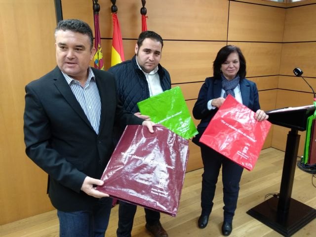 La Junta Municipal de Puente Tocinos, presidida por el PSOE, distribuye 2.000 bolsas ecológicas entre los comercios de la pedanía