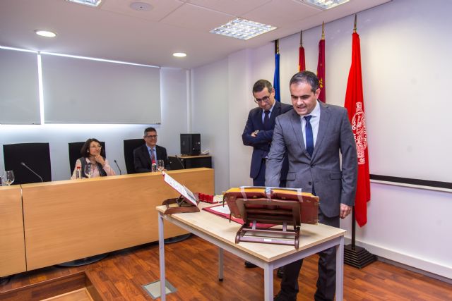 Eloy Ángel Villegas toma de posesión como decano de la facultad de Óptica y Optometría de la Universidad de Murcia