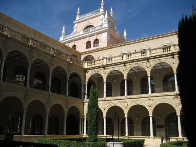 La Universidad de Murcia implantará un itinerario bilingüe inglés-español en el grado de Derecho