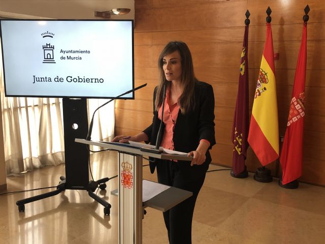 Una nueva pavimentación junto a la escuela infantil y el jardín de los Rectores dotará de mayor seguridad el tránsito peatonal en la urbanización