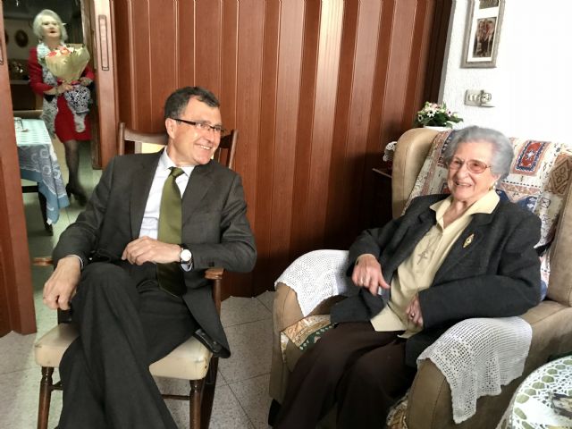 La ´Abuela de Espinardo´ celebra su 103 cumpleaños como una rosa