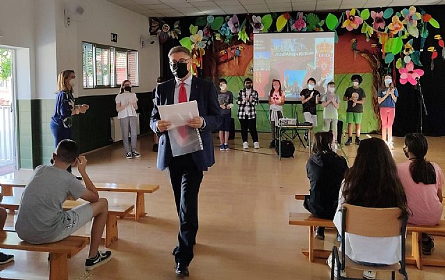 Andrés Guerrero visita el CEIP Nuestra Señora de la Arrixaca para conocer in situ sus trabajos de estudio y conservación de la huerta de Murcia