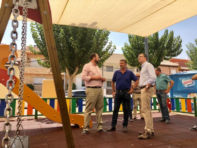 El Ayuntamiento trabaja para llevar la sombra a todas las áreas de juego infantil de barrios y pedanías