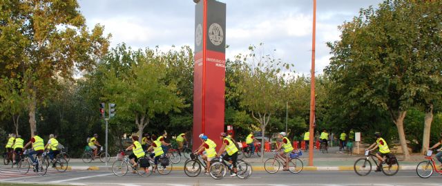 La UMU organiza una subida al Campus de Espinardo en bicicleta y patines para animar a la movilidad sostenible