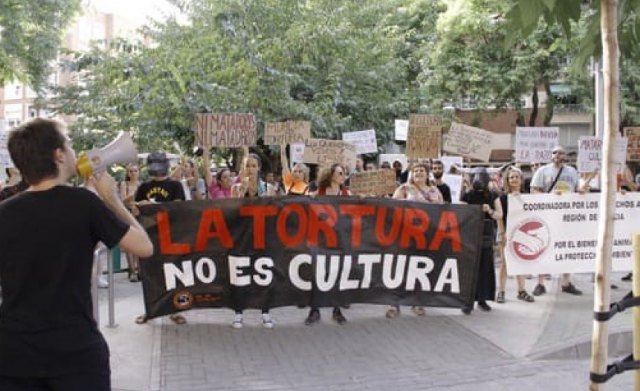 Cientos de murcianos abarrotan los alrededores de la Plaza de Toros