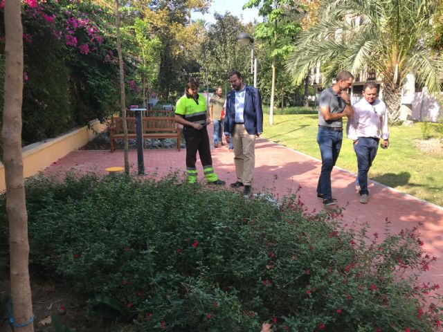 Un nuevo sendero peatonal une el jardín del Salitre y el huerto López-Ferrer