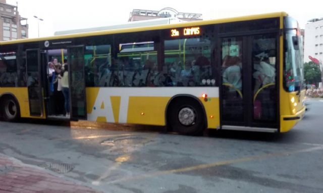 Cs denuncia el hacinamiento de viajeros en la línea 39 hacia la Universidad y la falta de valentía de José Ballesta con el transporte público