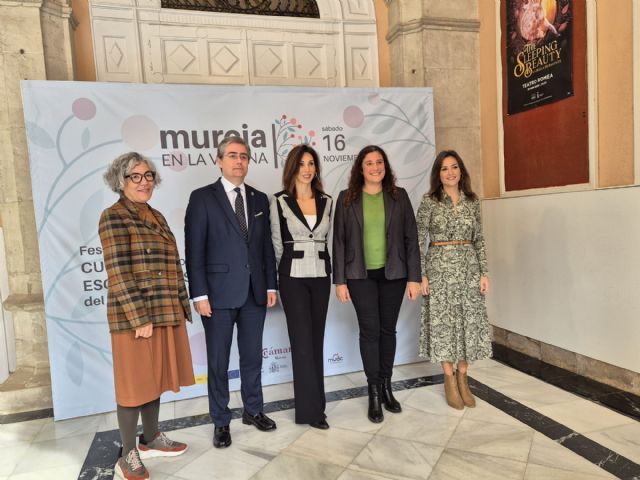 ´Murcia en la vitrina´ llega a su quinta edición este sábado y lleva la cultura a 30 escaparates de comercios