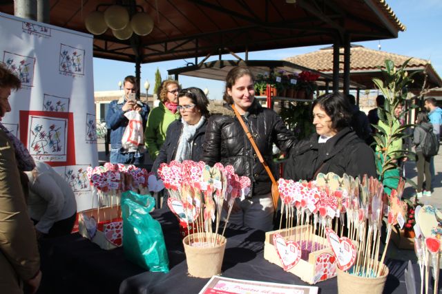 Astrapace visita la UCAM con un stand de venta de plantas aromáticas por San Valentín