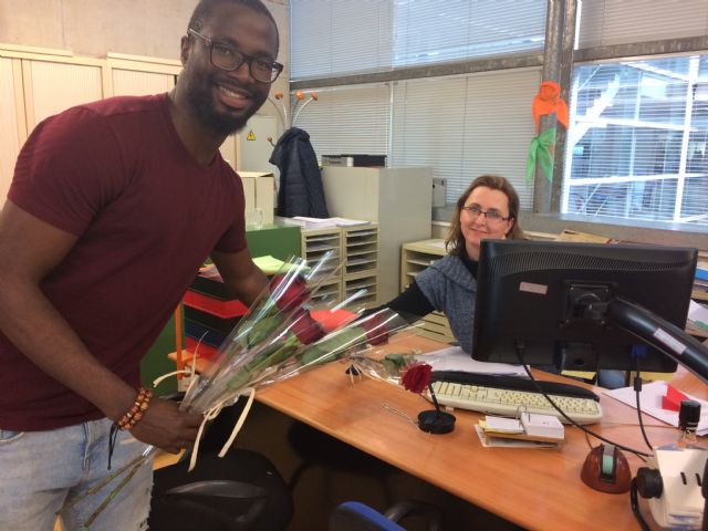 La facultad de Economía y Empresa de la UMU se llena de rosas solidarias por San Valentín