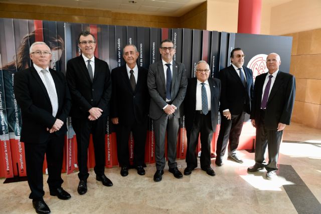 La UMU entrega su máxima distinción a cinco exrectores y reconoce con la Medalla de Honor a la Fundación ONCE