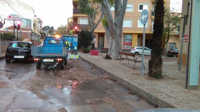 La Sala del 092 de Policía Local recibió ayer más de 220 llamadas relacionadas con el fuerte viento y las lluvias