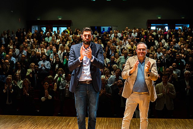 Antelo arropa a Gestoso en una demostración de fuerza en la presentación de la candidatura municipal al Ayuntamiento de Murcia