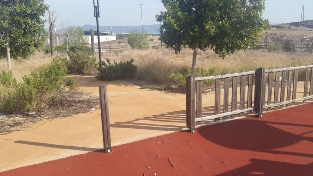 Ahora Murcia denuncia que el parque de los edificios de nueva condomina 'está hecho una cochambre'