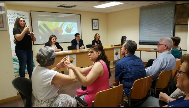 Murcia se suma a la celebración del Día Nacional de Lenguaje de Signos