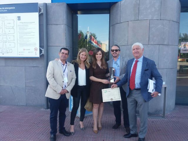 Rebeca Pérez recoge el premio Escoba de Platino por la creación de la Oficina Municipal del Grafiti