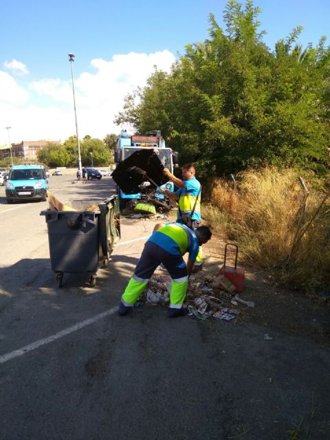 Fomento realiza una limpieza de choque en el aparcamiento disuasorio del Malecón