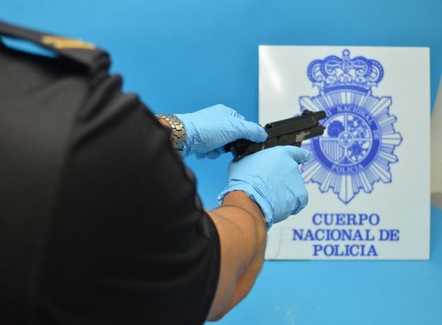 La Policía Nacional detiene a dos personas en un locutorio por tenencia ilícita de armas