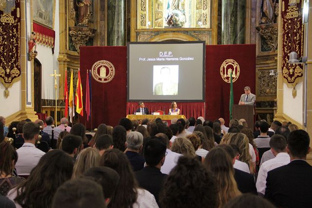 Medicina de la UCAM homenajea al Dr. Herreros en la bienvenida a su séptima promoción