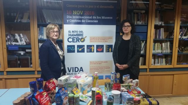 Cáritas recibe los alimentos recogidos por el Museo de la Ciencia y el Agua