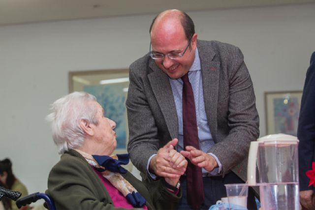 El presidente de la Comunidad visita en Murcia la residencia de personas mayores del barrio de San Basilio