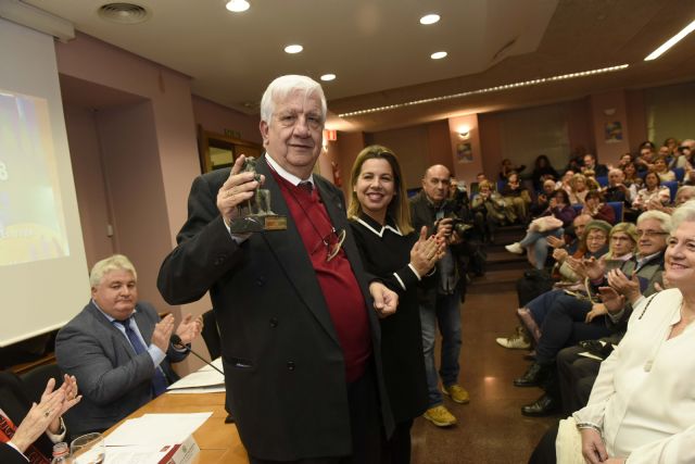 Juan Varea recibe el Premio Solidario Anónimo que conceden la Universidad de Murcia y la Plataforma de Voluntariado