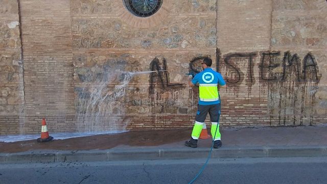 La Oficina Municipal del Grafiti trabaja en la limpieza de pintadas en la iglesia Pasos de Santiago