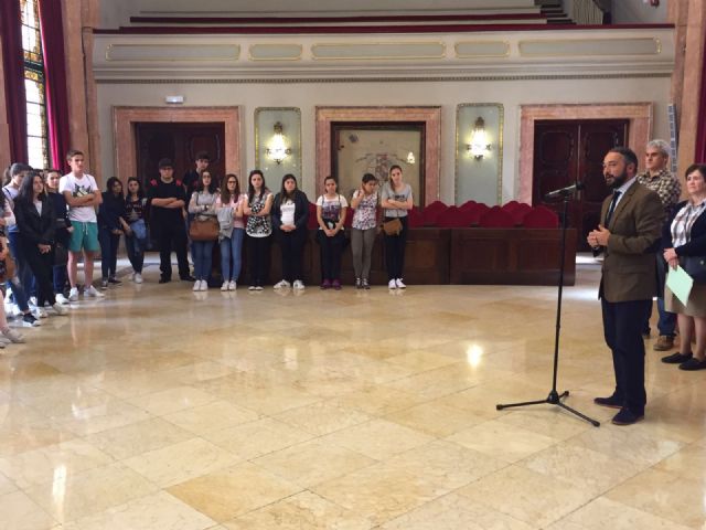 Rafael Gómez recibe a 23 alumnos ingleses en el Ayuntamiento de Murcia