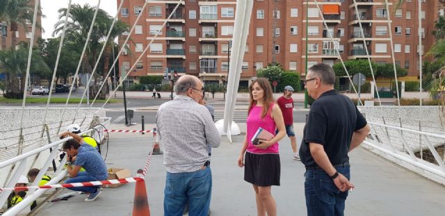 La pasarela Jorge Manrique se suma a la iluminación ambiental y monumental del cauce urbano del río Segura