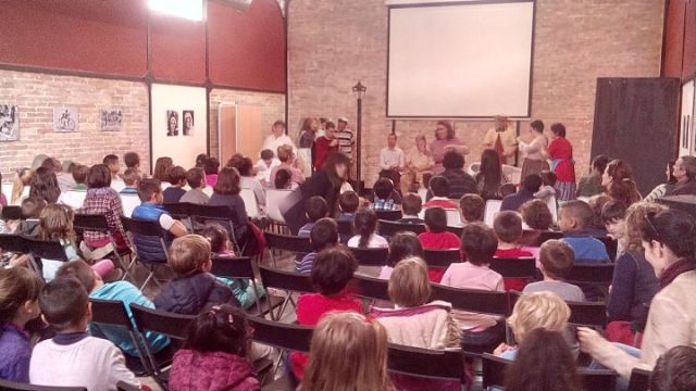 El grupo de teatro 'Candilejas' presenta su obra 'La leyenda del príncipe del mar' en La Estación de Beniaján