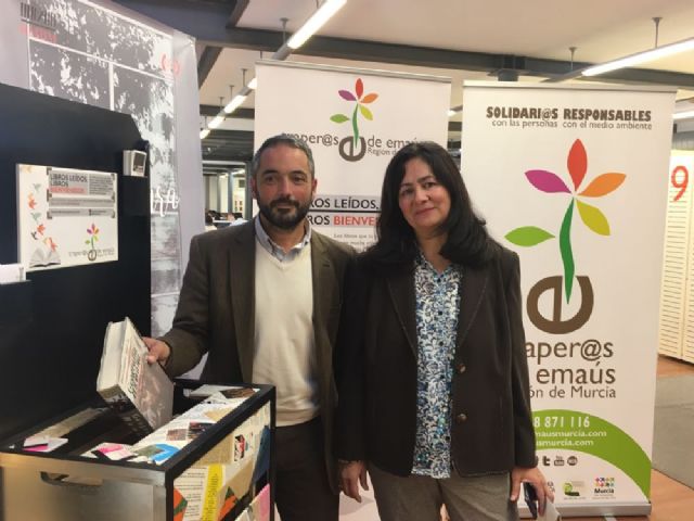 La Biblioteca Río Segura instala un buzón-contenedor para la donación de libros en beneficio de la asociación Traperos de Emaús