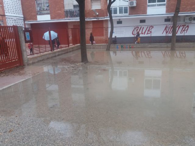 El patio del CEIP Ciudad de La Paz de El Palmar se inunda ante la inacción del Gobierno local