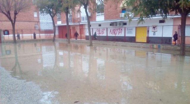 Rafael Gómez: “El patio del Centro de Educación Ciudad de La Paz de El Palmar ha quedado en perfectas condiciones tras las lluvias”