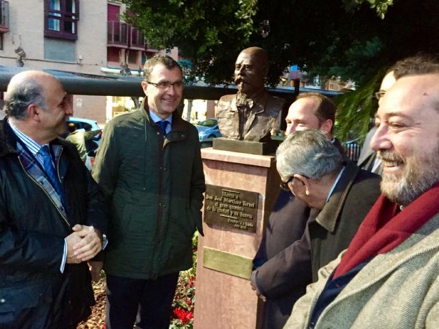 La Plaza Martínez Tornel acoge ya el busto del gran cronista de la memoria murciana