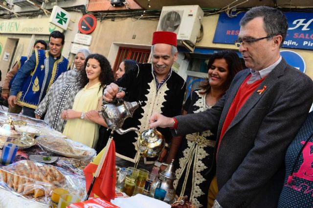 Miles de murcianos visitan la primera edición del mercado internacional Mixtura en el barrio de El Carmen