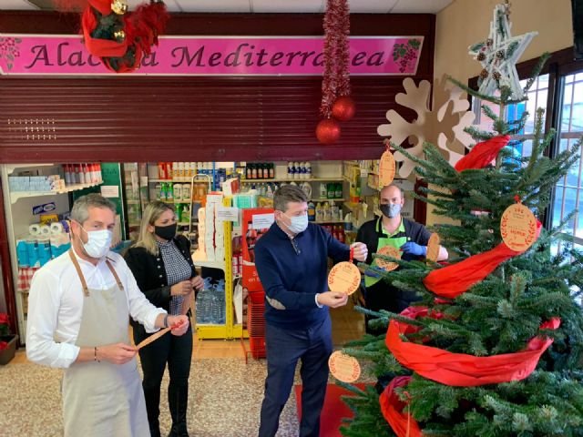 La campaña 'El árbol de los deseos' emplaza a los murcianos a disfrutar de una Navidad segura y sostenible en las ocho plazas de abastos municipales