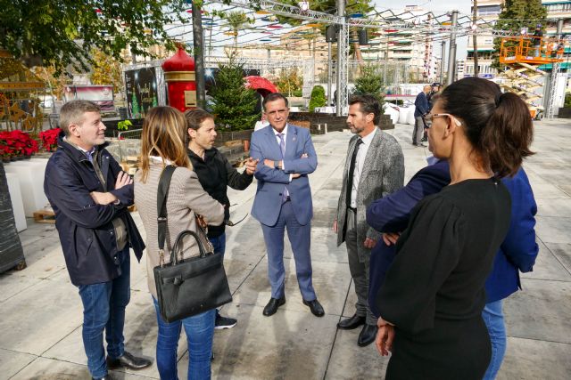 La Plaza Circular se convierte en uno de los espacios centrales de la Navidad con una espectacular decoración, actividades, mercadillo y pista de hielo ecológica sobre la fuente