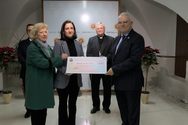 Solidaridad cofrade en favor de la vida: un cheque de 5.000 eurospara RedMadre