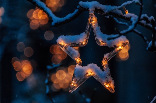 Una gran Estrella de Navidad adorna los comercios de Santa Eulalia estas fiestas