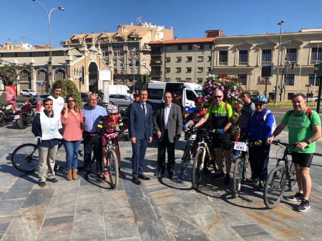 Un paseo solidario por los carriles bici de la ciudad