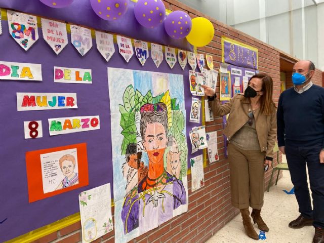 Alumnos el CEIP Ciudad de Murcia destacan la vida de mujeres pioneras