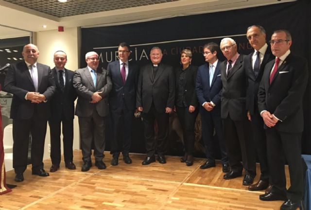 La consejera de Cultura asiste a la cena anual nazarena del Cabildo Superior de Cofradías de Murcia